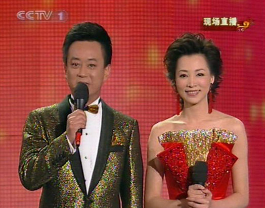 图文:2009年央视春节晚会--主持人朱军董卿