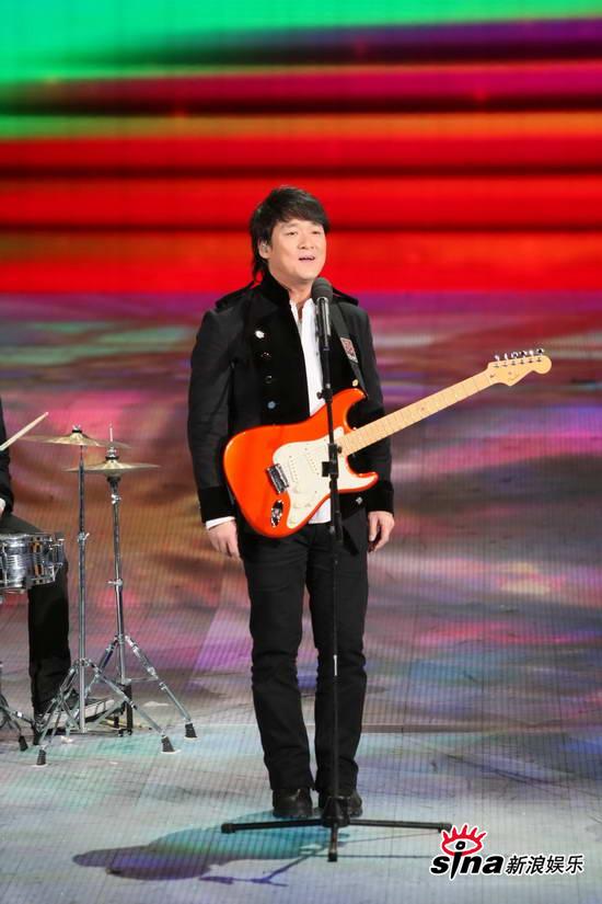 图文:09年央视春晚-纵贯线成员周华健献唱老歌