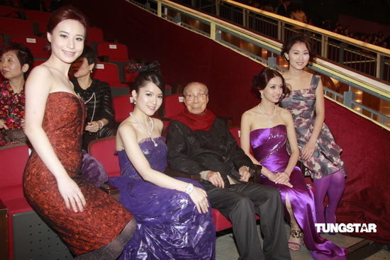 圖文:TVB42周年臺慶--邵逸夫被美女環繞