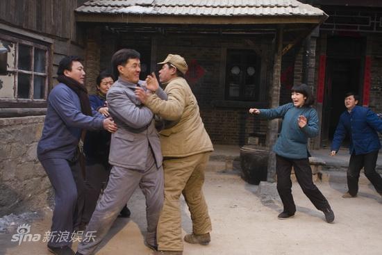 图文:《钢铁年代》元旦开播-众人拉架