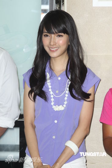 图文:林依晨参加中秋义卖-陈匡怡