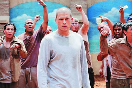 同时,被迈克尔用计栽赃入狱的mahone,及t-bag,b