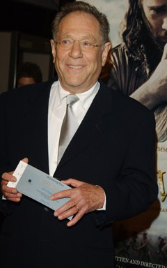 老牌影星乔治-西格尔客串新剧《私家医情》(图)