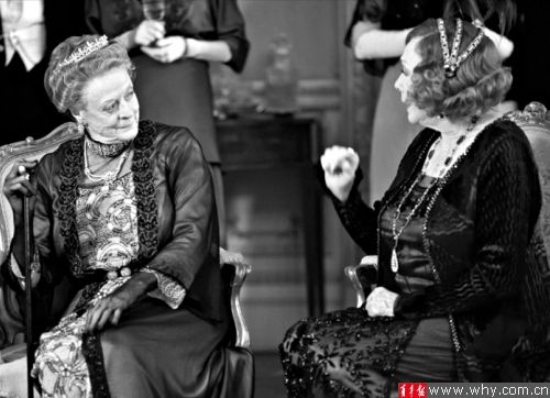 玛吉·史密斯扮演的伯爵夫人（左）在新一季中将迎来新拍档。