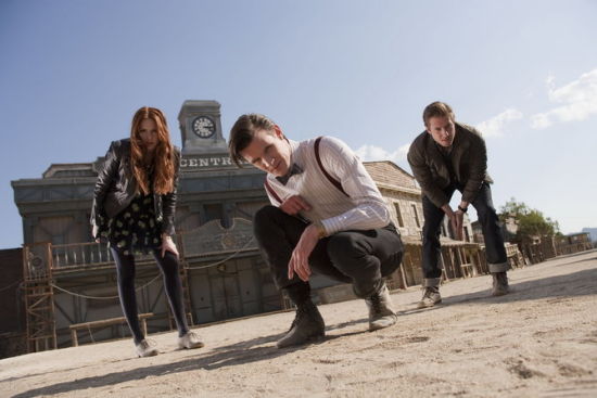 第11代“博士”和他的旅伴Amy Pond（左）以及Rory Williams（右）