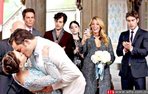 布莱尔和恰克终成眷属走上婚礼殿堂