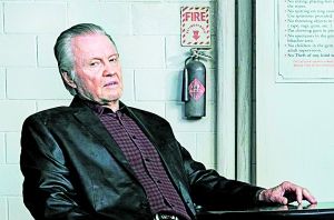 强·沃特在《清道夫》中饰演刚出狱就杀人的父亲。沃特的另一个身份是好莱坞女星安吉丽娜·朱莉的父亲。