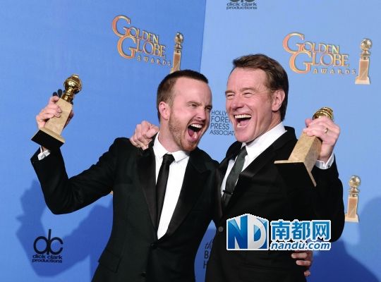 “这真是结束这个剧集的最好的方式。”(感言) 《绝命毒师》拿下了剧情类最佳剧集和最佳男主两大奖，图为老白（右）和小粉（左）。