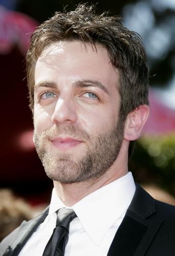 j.诺瓦克亮相 眼神深邃抿嘴笑