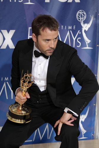 图文:最佳男配角杰里米-皮文单腿朝前冲锋式