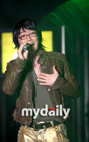 contents韩国歌手kcm鼎力相助被称为"女版罗尔"的新人女歌手zia而成为