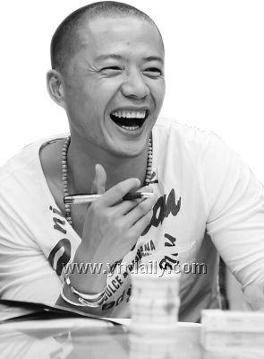 正文      虽然剃了个光头,但此时的段奕宏除了比"袁朗"瘦了不少外,还