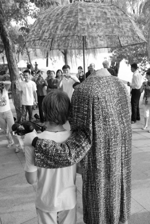 无头神秘人惊现"西湖天地"