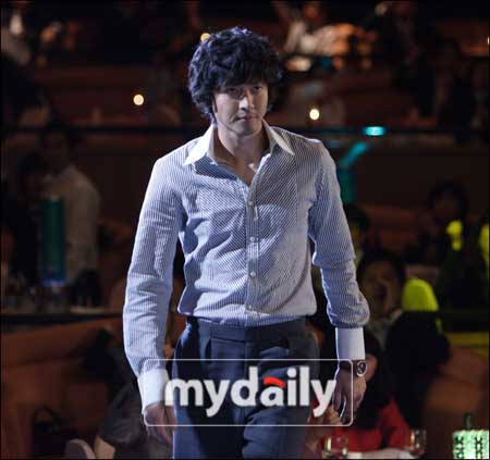 李东健忘不了巴黎恋人中的尹秀赫