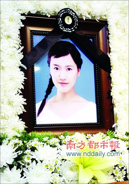 李爱静:患脑肿瘤早逝