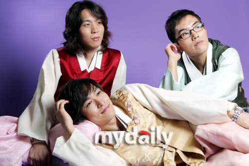 韩国三人组男子组合wanted在中秋节来临之际身穿韩国传统服装带来了节日的问候 手机新浪网