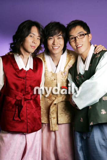 韩国三人组男子组合wanted在中秋节来临之际身穿韩国传统服装带来了