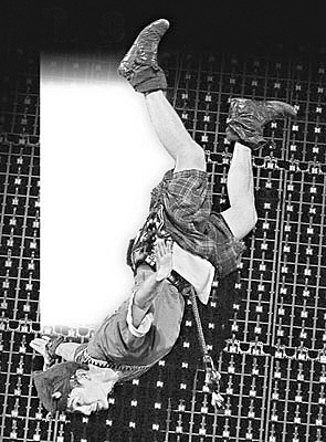 《爱你一万年》,当他三百六十度自转时,因脚边丝带卡住,倒吊半空中