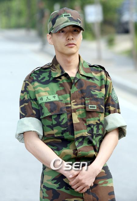 资料图片:韩国男星服役期间军装照--元彬