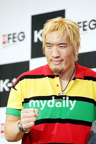 韩国k1选手崔洪万不久前公开了刚刚和艺人女友分手的事实后又接连公开