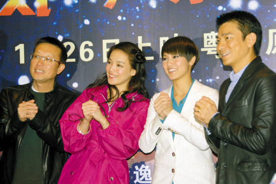 （左起）主创刘德华、何韵诗、舒琪和刘伟强给大家拜年（魏辉、刘伟 摄）