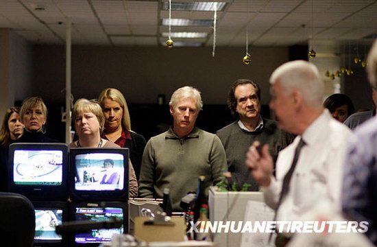 3月16日，在美国华盛顿州西雅图，《西雅图邮报》发行人罗杰·奥格尔斯比向工作人员宣布将在17日发行最后一期纸质报纸。新华社/路透