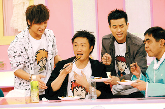 (左起)方力申、郑中基、梁汉文和厨师组成的评委团