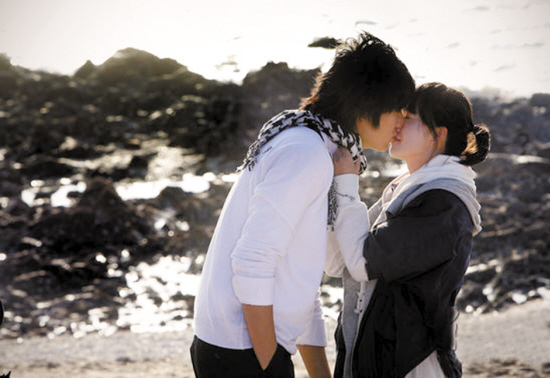 具俊表（李民浩饰）与金丝草（具慧善饰）深情拥吻的一幕让无数观众心生欢喜