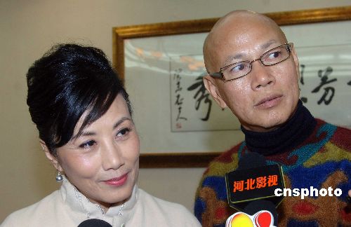资料图：香港艺人罗家英、汪明荃。中新社发 张宇 摄版权声明：凡注有“cnsphoto”字样的图片版权均属中国新闻网，未经书面授权，不得转载使用。【更多图片】