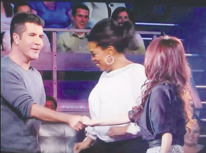 西蒙(左)和奥普拉与张靓颖(右)握手