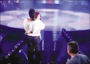 奥普拉拥抱张靓颖