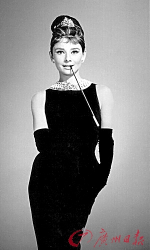 赫本1961年在影片《蒂凡尼的早餐》中所穿的GIVENCHY小黑裙拍出了46.72万英镑，而且被评为史上最令人难忘的小黑裙。