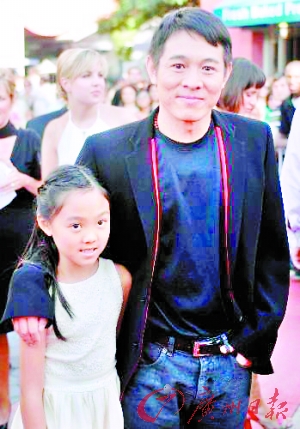 李连杰和利智所生的大女儿Jane（左）目前正在狮城就读