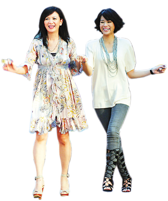曾华倩和胡杏儿(右)笑容灿烂