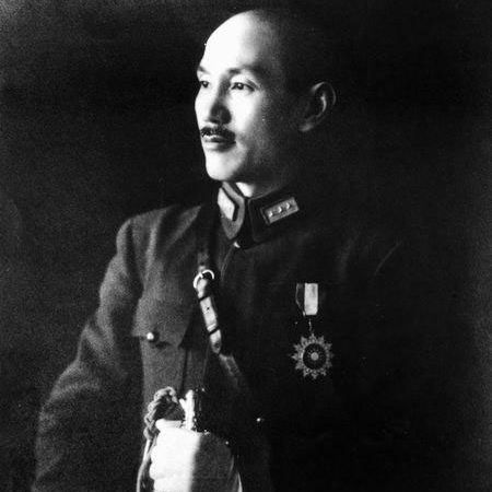 蒋介石为国民党最高领导人，1949年败退台湾