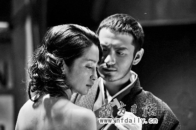 李冰冰在《风声》中被扮演"武田"的黄晓明脱光衣服量身体.图为剧照.