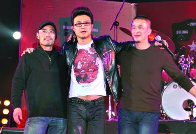 去年上海“怒放”演唱会上，汪峰紧搂旭日阳刚情似兄弟。从“禁唱”到和解，汪峰被质疑实为炒作。