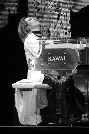 YOSHIKI的水晶钢琴将用于义拍