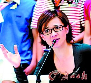 　　网友点评：柯以敏向来以评委姿态出现在各大赛事上，毒舌批人无数。万一自己站上PK台，是否能扛得住无数口水的攻击？