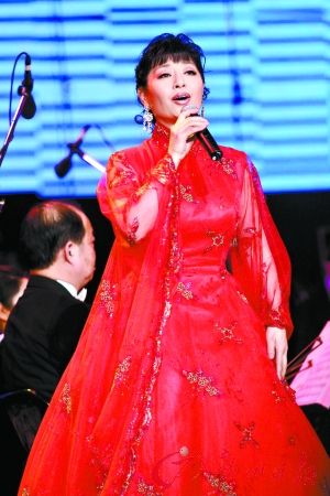 殷秀梅深情演唱《我爱你，中国》。CFP供图瞿琮、叶佩英和郑秋枫。（从左到右）