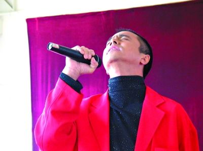 2003年10月23日，在北京某监狱内服刑的歌手红豆高唱“忏悔歌”