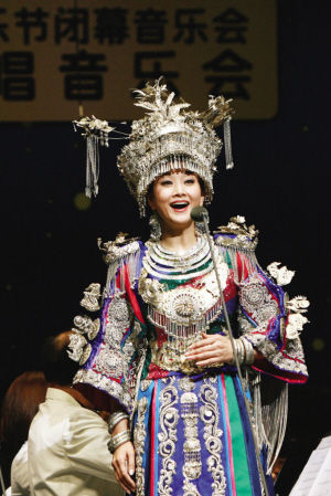 一身苗族服饰联袂两位嘉宾