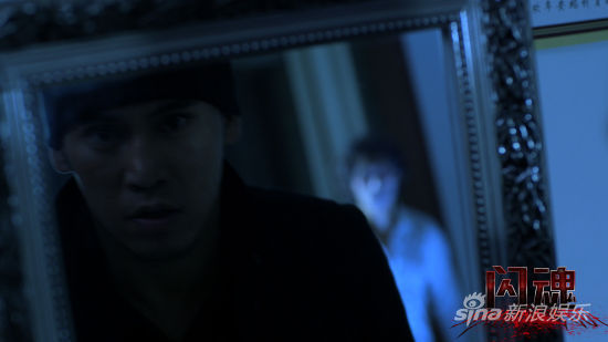 主人公半夜照镜子