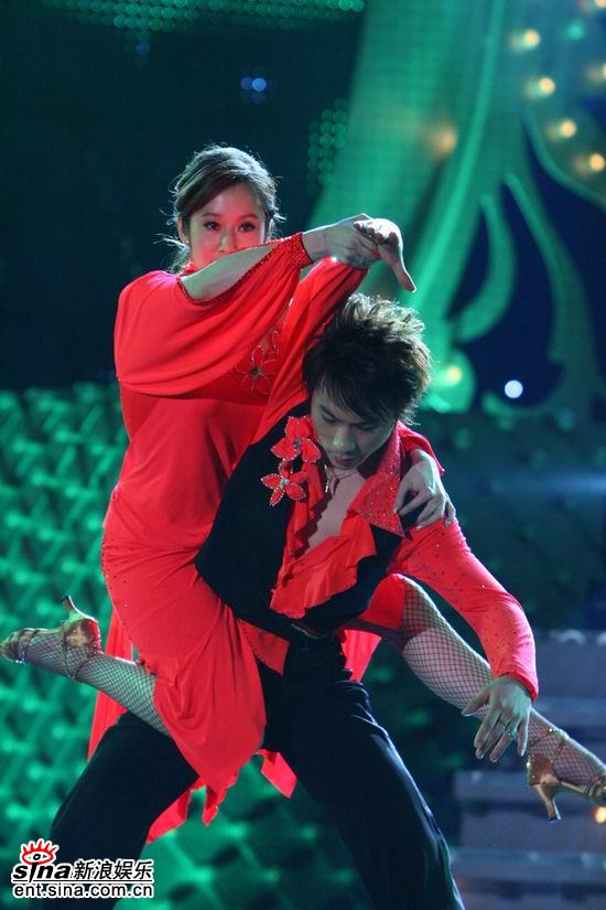 图文:《舞林大会》总决赛--许慧欣一袭红裙