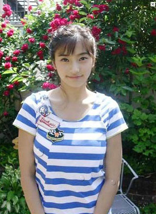 图文:性感公主韩彩英的孩提时代-一副青涩模样