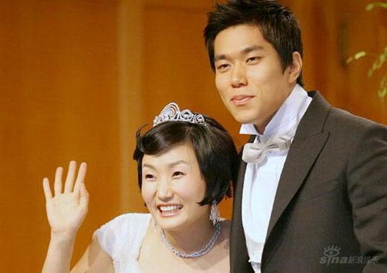 笑星朴京琳在新罗饭店举行结婚典礼,群内好友50多人到场祝贺,kangta