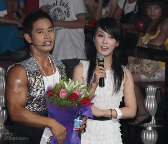 图文:刘承俊新歌首唱会--刘承俊与主持人