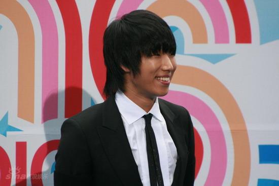 图文:m.net颁奖礼组合抢风头--sgwannabe成员