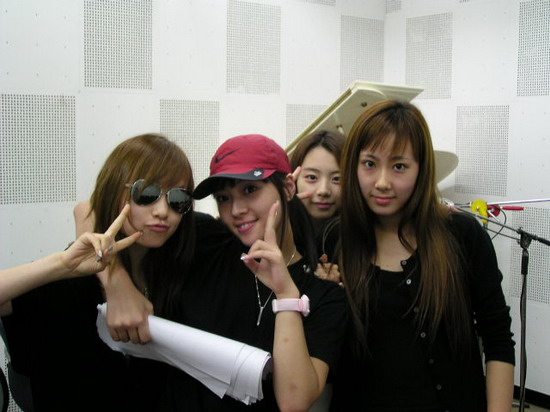 图文:韩国组合三代变迁之sugar--录音室合影