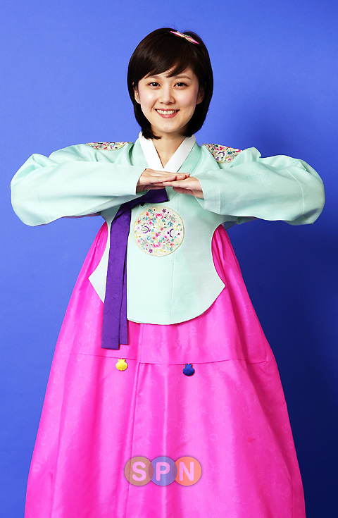 图文张娜拉韩服贺中秋准备行大礼